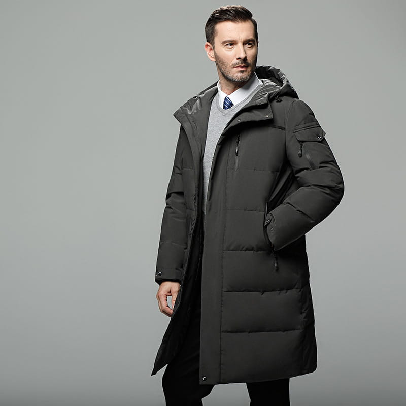 Herren-Langsteppjacke in schwarz mit Kapuze und Daunenfüllung für den Winter mit Vordertaschen, ausgelegt für kaltes Wetter.