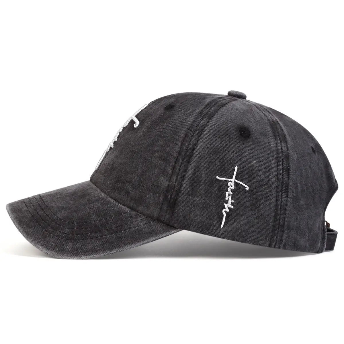 ダメージ加工コットンで作られた、側面に白色の刺繍「faith cross」スクリプトロゴを施したブラックデニムベースボールキャップ。