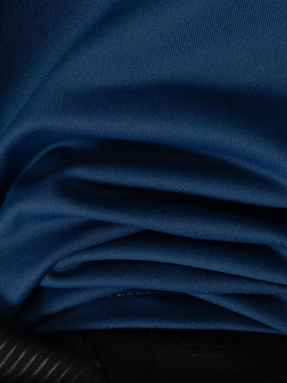 Herren-Quarter-Zip-Athletik-Poloshirt aus tiefem Navyblau mit glatter, leicht strukturierter Webart für Komfort und Leistung.