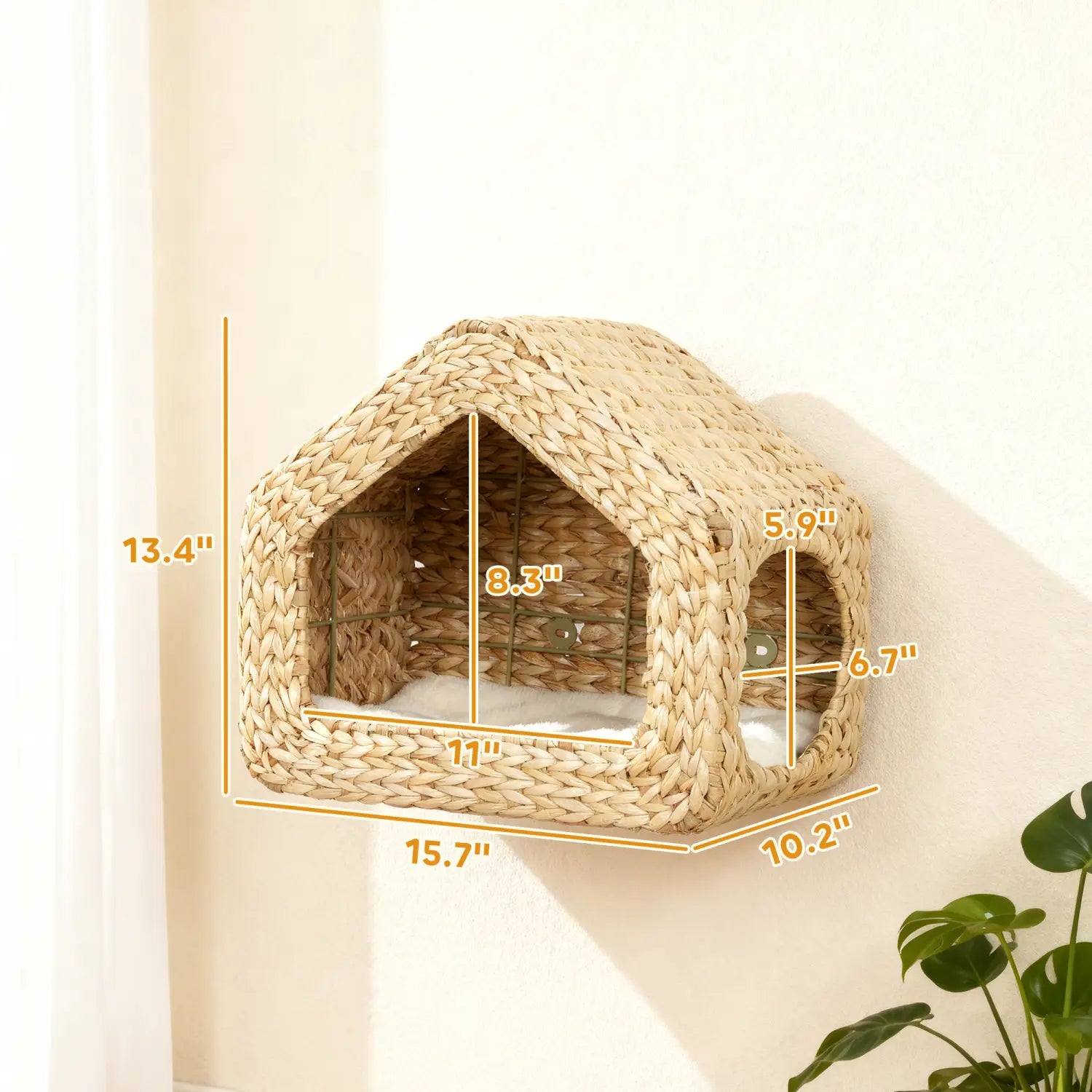 Maison pour chat tissée à monter au mur en paille de couleur beige, avec un intérieur douillet et un coussin blanc doux.