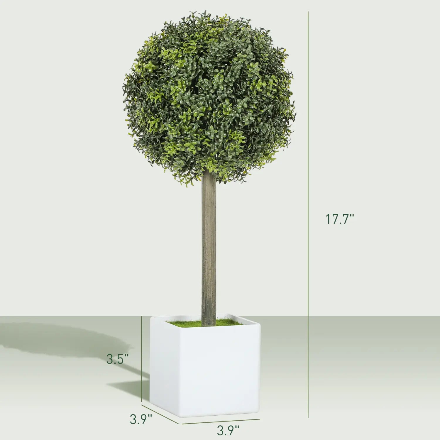 Una bola de boj artificial tipo topiario con follaje verde denso en una jardinera cuadrada blanca y elegante, de un set de dos.