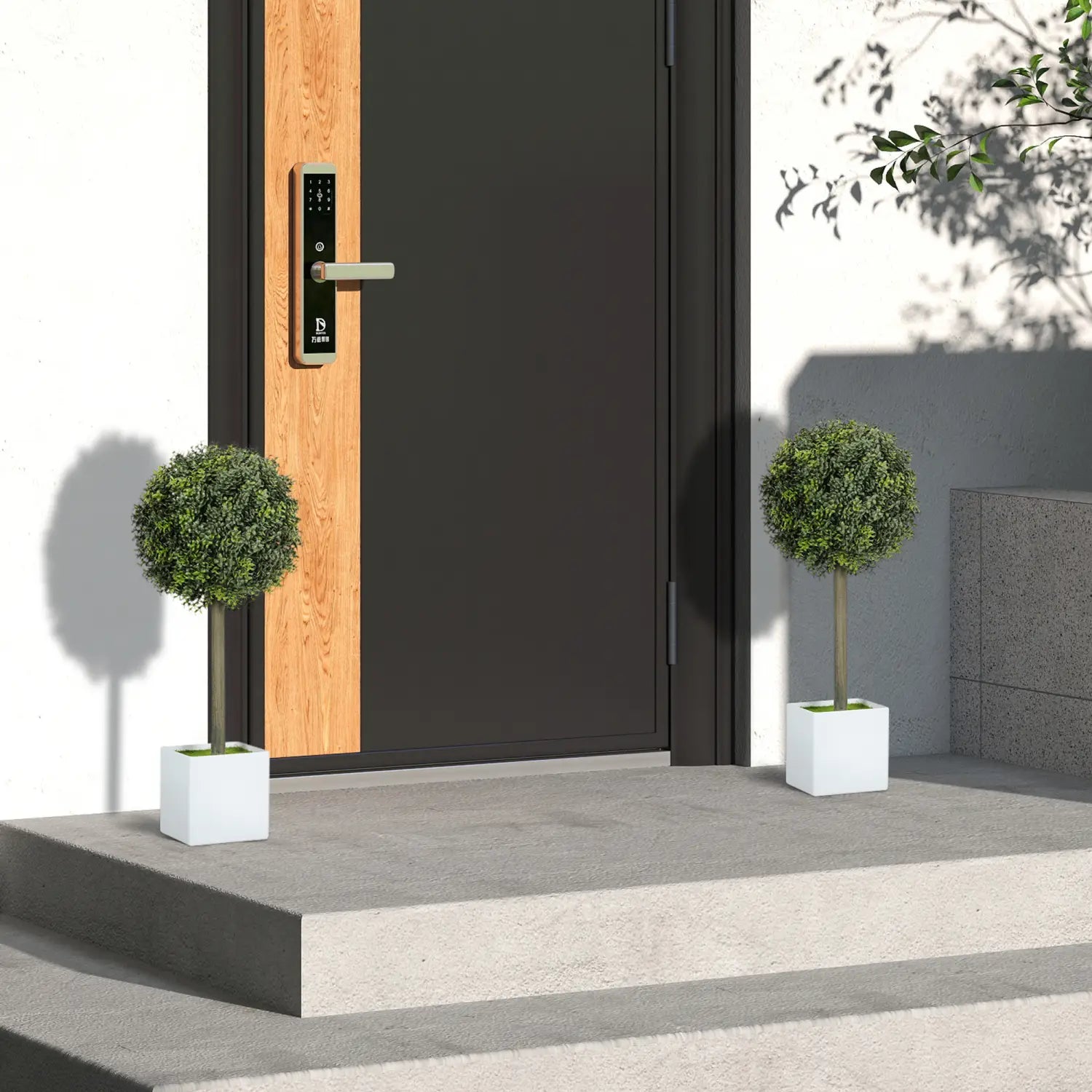 Un cerrojo digital de puerta negro con manija plateada montado en un panel de madera, como elemento decorativo junto con un set de 2 bolas de boj artificial tipo topiario en macetas blancas.