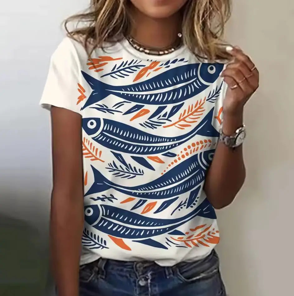 Weißes Damen-T-Shirt mit kurzem Ärmel und grafischem Motiv mit kräftigem Marineblau- und Orangefischdruck sowie blattartigen Akzenten, geeignet für den Casual-Look.