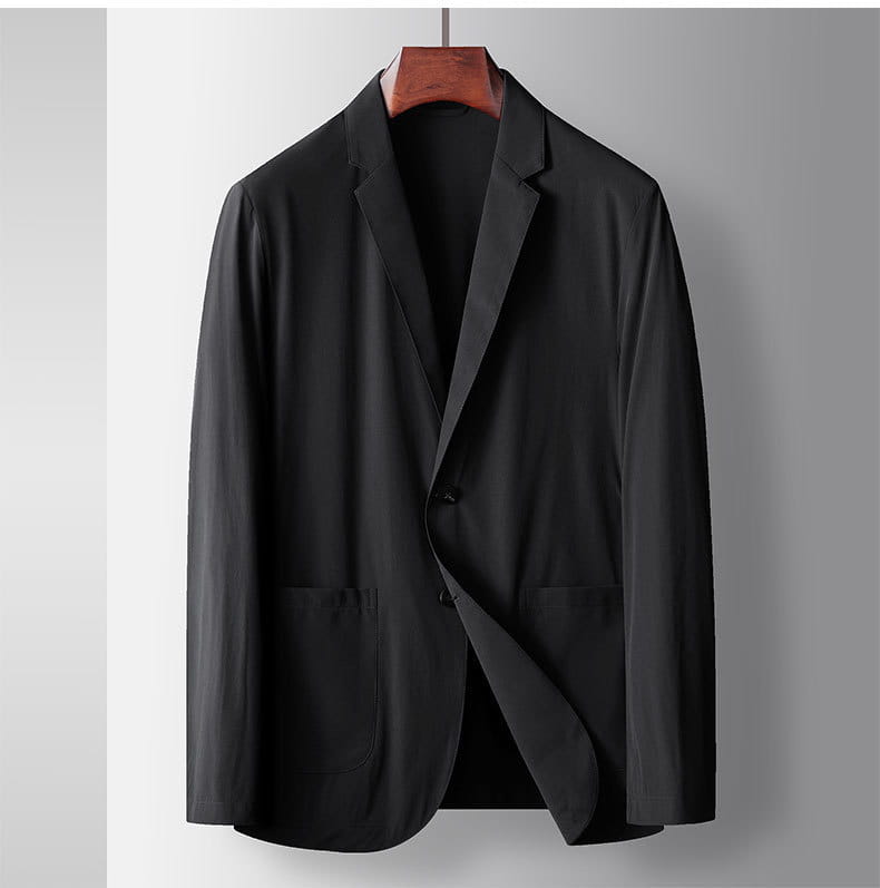 Schwarze einreihige Herren-Leichtgewicht-Stretch-Anzugjacke gegen Falten mit eleganter minimalistischer Gestaltung und dezentem Schimmer.