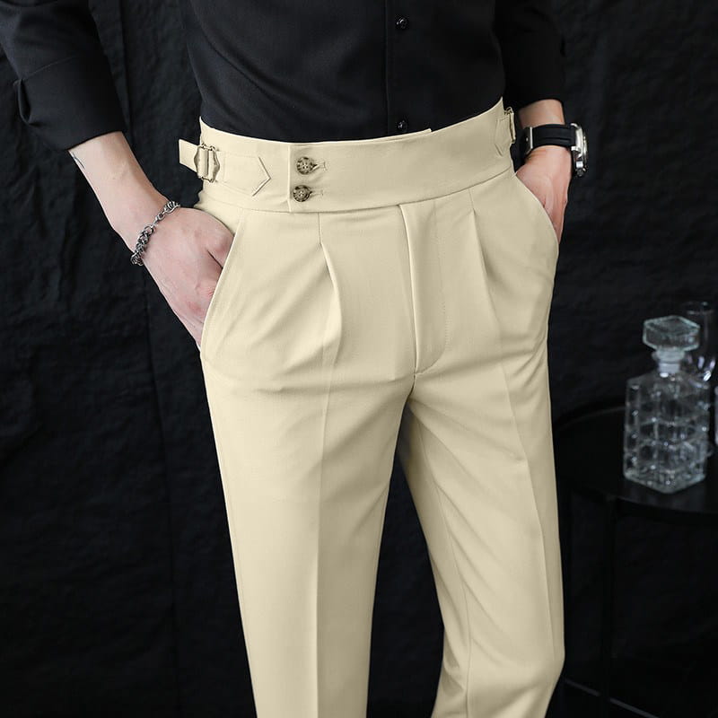 Beigefarbene Herren-Sommerhose mit geradem Schnitt und hoher Taille, mit maßgeschneiderter Passform sowie dekorativen goldfarbenen Knöpfen und Gürtelschlaufen.