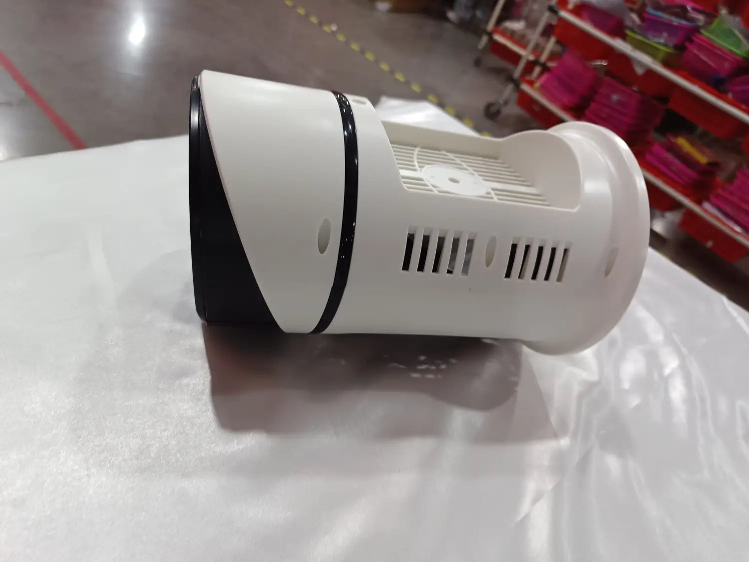 Ventilador cilíndrico portátil de enfriador de aire USB blanco y negro con ranuras de ventilación en el lateral y un diseño moderno y elegante.