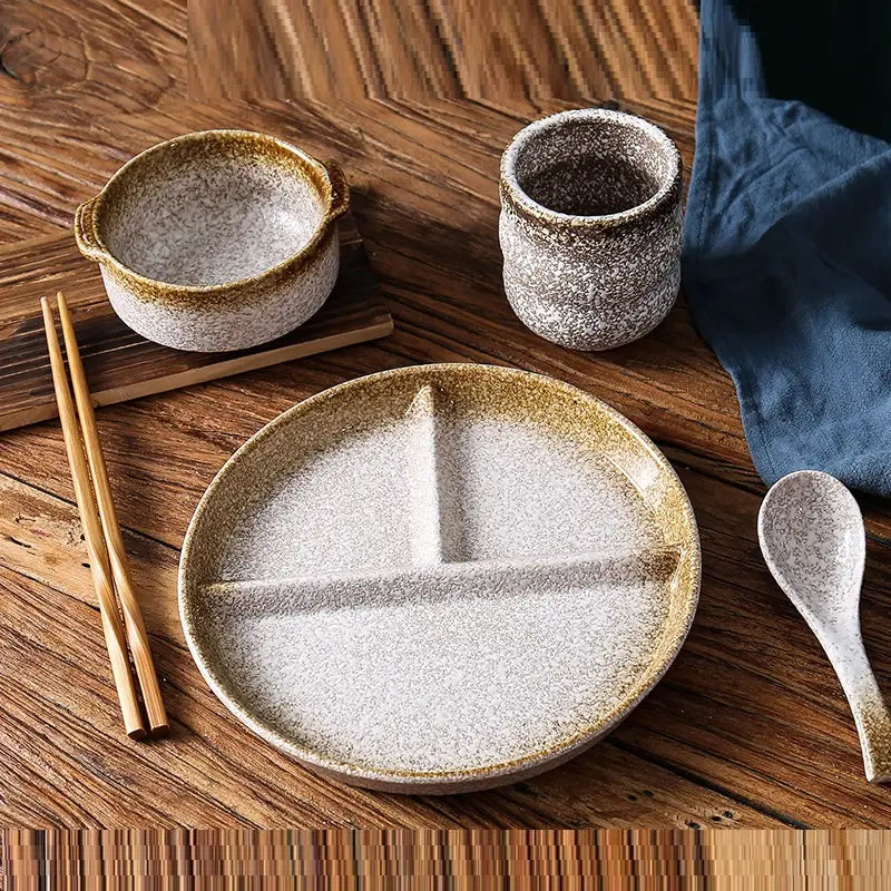Service d’assiettes de dîner divisées en céramique rustique avec glaçure grise et dorée à mouchetures, comprenant trois sections séparées par de légères nervures.