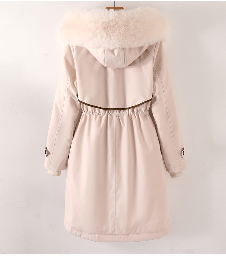 Beige Damen-Winterfelljacke mit Kapuze und wattierter Polsterung mit einer plüschigen, weiß gefütterten Fell-innenkapuze und geschnürtem Taillenbund.
