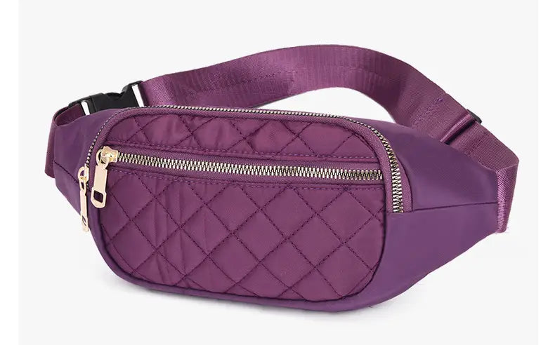 Lila gesteppte Nylon-Crossbody-Gürteltasche für Damen und Sport mit goldfarbenen Reißverschlüssen und verstellbarem Riemen.
