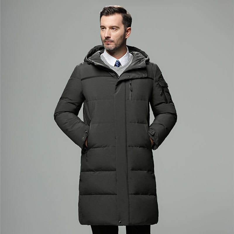 Herren-Langsteppjacke mit Kapuze und Daunenfüllung in Schwarz mit Frontreißverschluss, ausgelegt für kaltes Wetter.