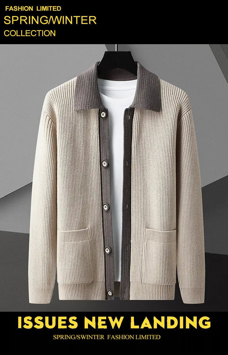 Beige Herren-Strickjacke aus Rippstrick mit kontrastierendem dunkelgrauem Kragen und Knopfverschluss.