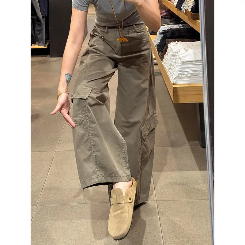 Pantalon cargo femme à taille haute, jambe large, kaki, avec plusieurs poches et coupe ample, réalisé en coton durable.