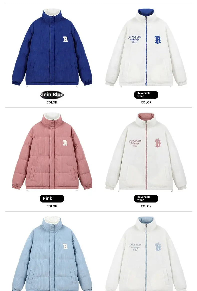 Diese reversible Cord-Pufferjacke bietet ein gemütliches, wattiertes Design mit einem warmen Innenbereich mit Fleece-Fütterung und ist in Blau, Rosa und Hellblau erhältlich.