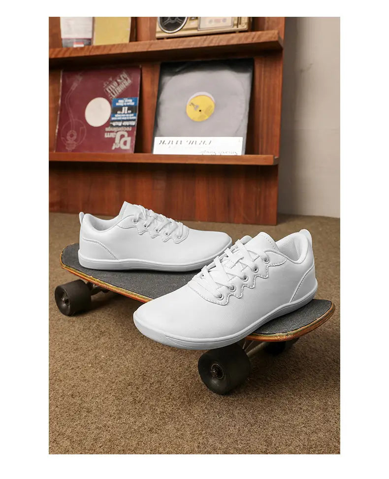 Weiße Leder-Outdoor-Sneaker mit Schnürverschluss und abgerundetem Vorderkappenbereich für minimalistische Freizeitzwecke.