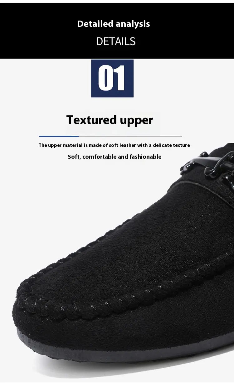 Mocassins à enfiler en daim marron pour homme avec mors de cheval, comportant une texture en daim noir avec un dessus en cuir souple et des détails de couture discrets.