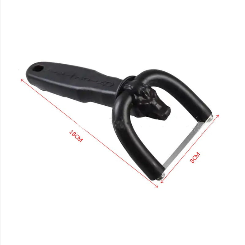 Fleischtrimmer mit schwarzem Griff, Totenkopf-Design, aus Edelstahl, mit metallischer Klinge und kunstvoll skulptiertem Griff.