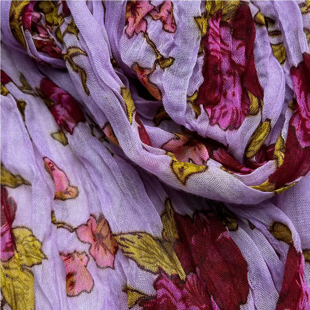 Une écharpe en polyester froissé à fleurs en mousseline de chiffon magenta lavande douce, présentant un motif vibrant de fleurs rose foncé, magenta et jaune doré.