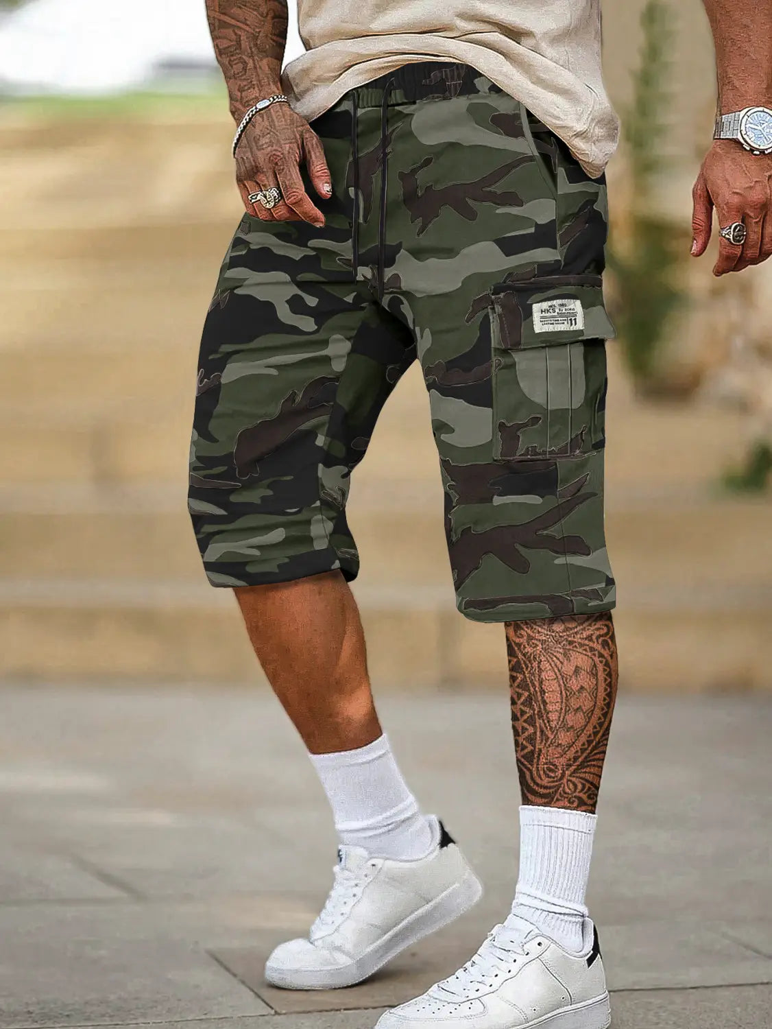 Short cargo camouflage vert pour homme, coupe ample, tissu durable et plusieurs poches.