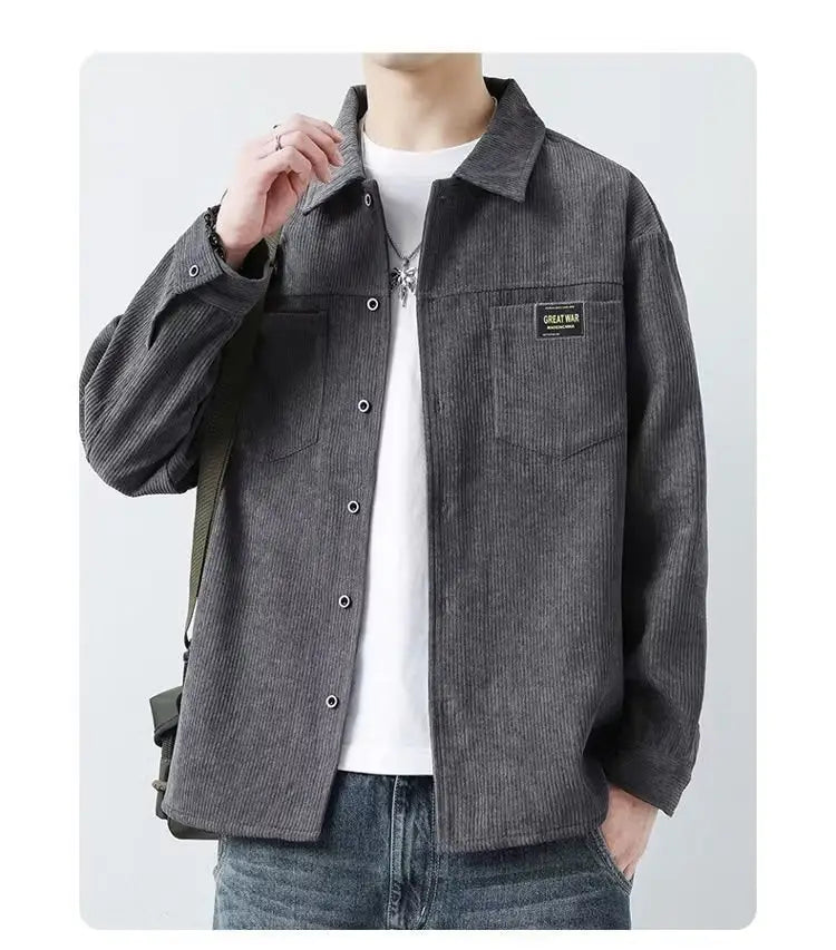 Herren Cordhemd im Casual-Stil mit Langarm in Dunkelgrau mit dezent ausgeprägter Rippstruktur und einem kleinen schwarzen Patch auf der linken Brusttasche.