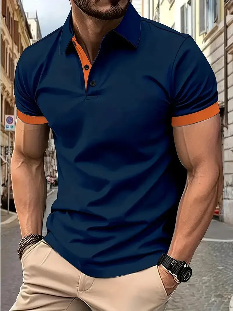Kontrastiertes Herren-Poloshirt in Navyblau mit kurzen Ärmeln und orangefarbenem Besatz an Kragen und Ärmelmanschetten.