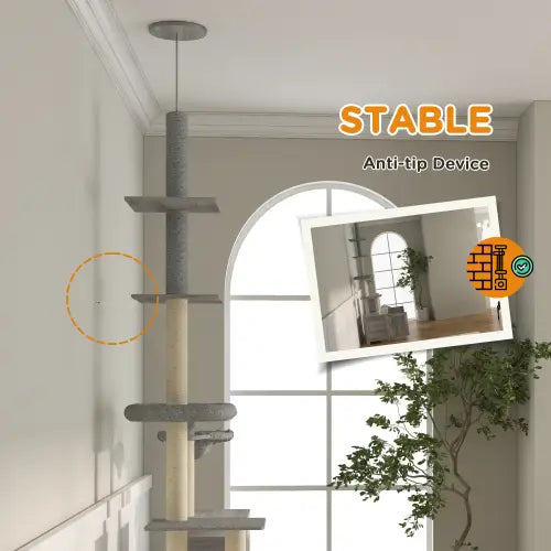Arbre à chat Pawhut gris à griffoirs enveloppés de sisal du sol au plafond, avec des poteaux verticaux beiges, plusieurs plateformes et une enceinte pour bac à litière.