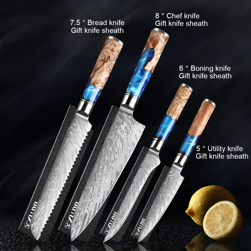 Juego de cuatro cuchillos de chef damasco con mangos e incrustaciones de resina azul y hojas, presentados cada uno en una funda negra del set de cuchillos de chef damasco de 7 piezas con mango de resina azul.