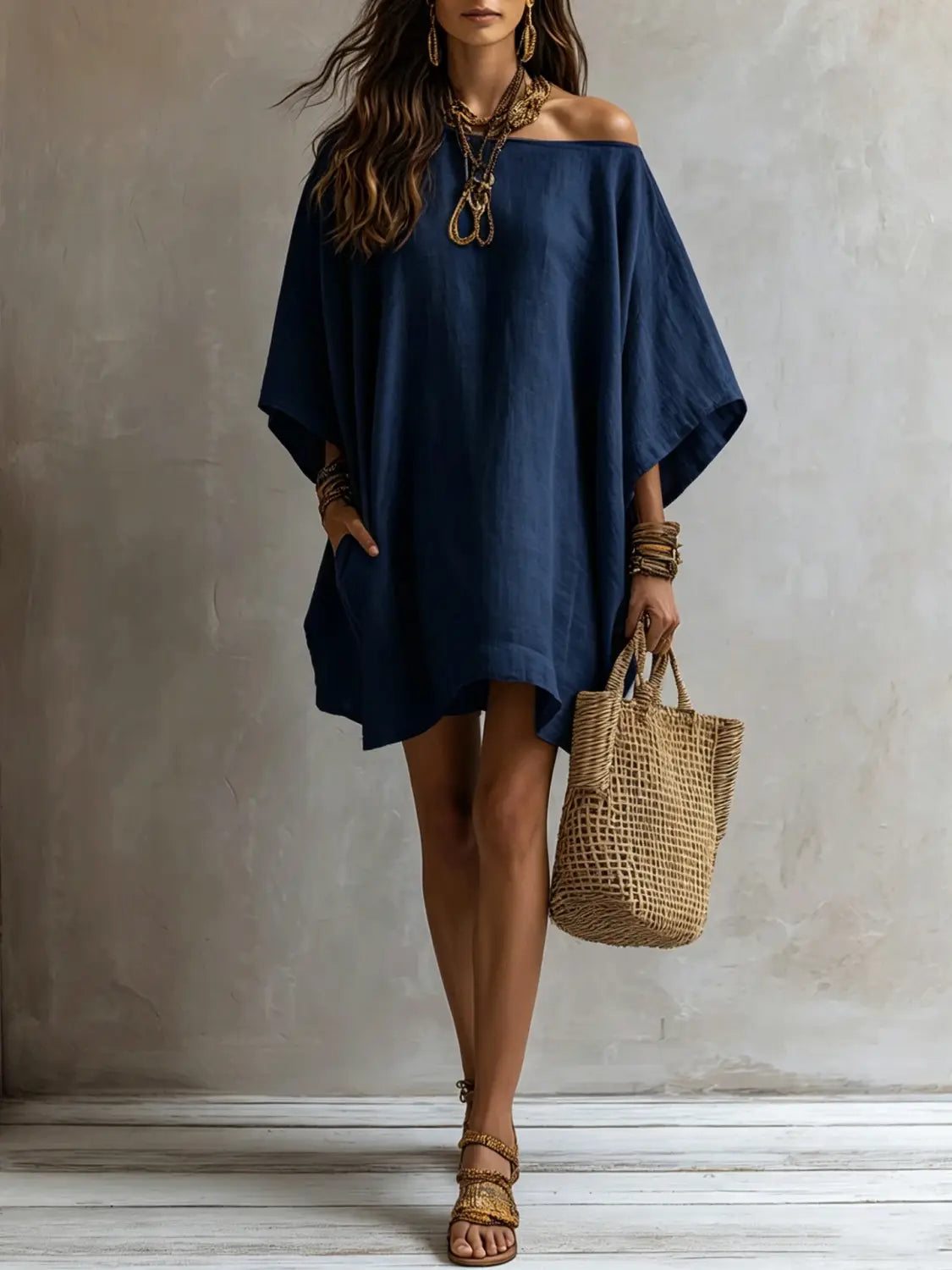 Robe en lin bleu marine à épaules dénudées et manches kimono, mettant en valeur un tissu respirant et un design élégant, adaptée à une tenue décontractée et semi-formelle.