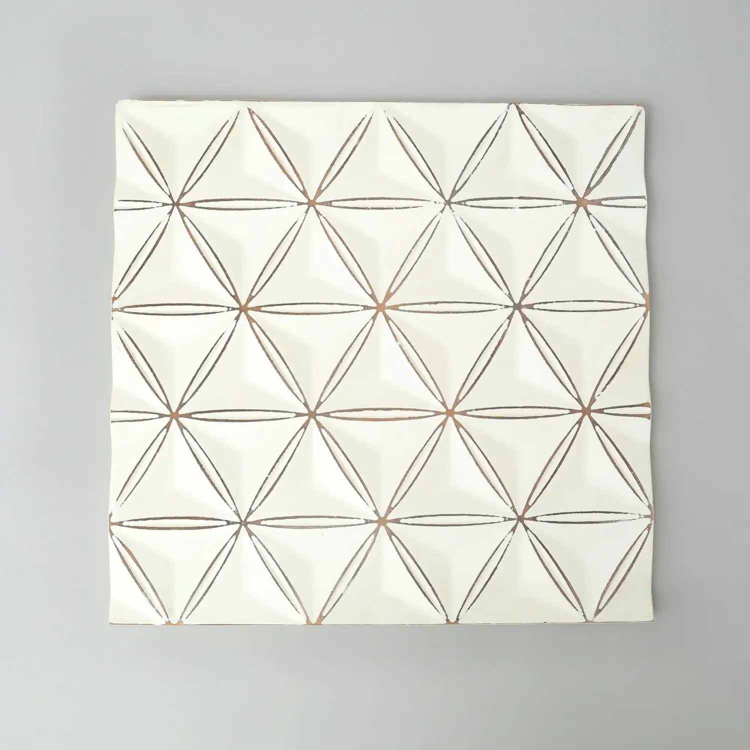 Panel de arte mural geométrico blanco de MDF artesanal de 16x16 con un patrón de rombos interconectados en relieve, delineado con líneas marrón oscuro