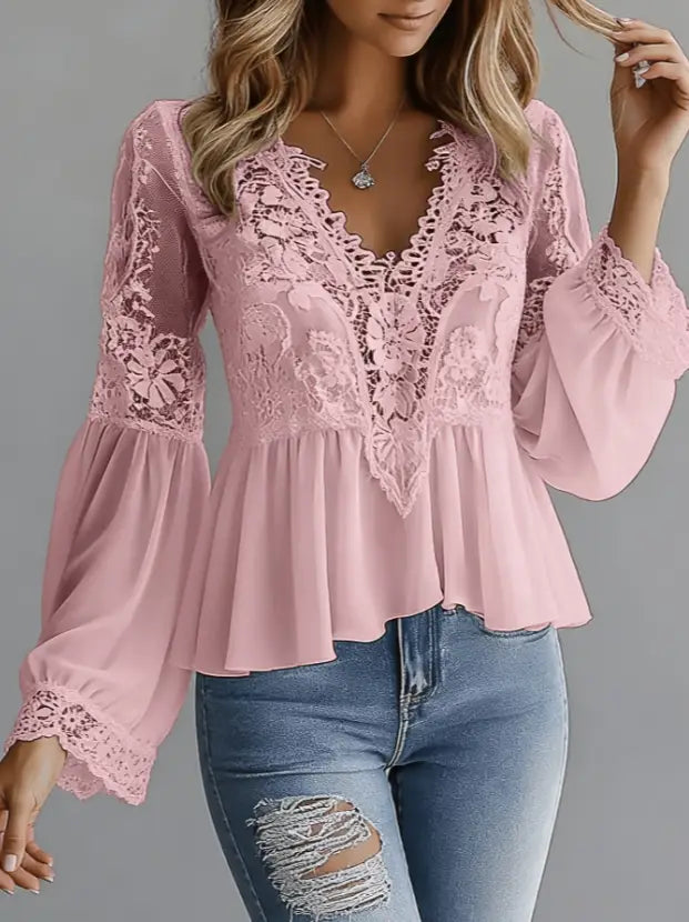 Eine weichrosa Spitzen-Peplum-Bluse mit zarten floralen Spitzendetails am Halsausschnitt und langen ausgestellt zulaufenden Ärmeln, gefertigt aus leichtem Chiffon für den lässigen Alltag.