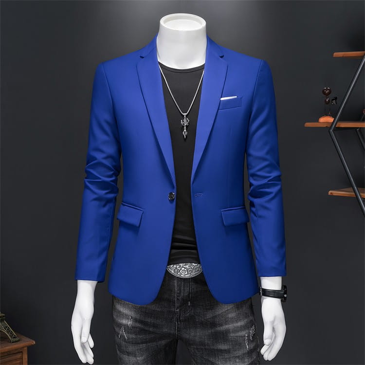 Chaqueta de vestir empresarial de pana azul real vibrante con ajuste slim, solapas a pico tipo muesca a medida y dos bolsillos con solapa.