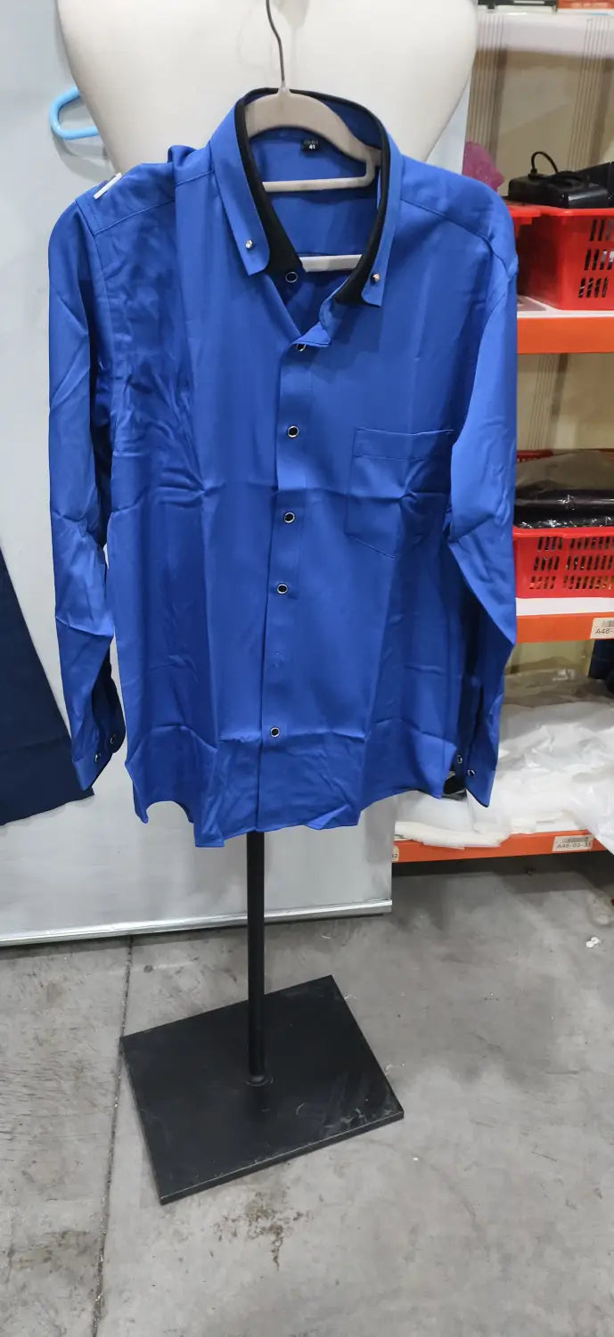 Ein kräftiges königsblaues Herren Stretch-Anzughemd mit Kontrastkragen, mit schwarzem Kragen und Knopfleiste, auf einem Büsten-/Mannequinständer präsentiert.