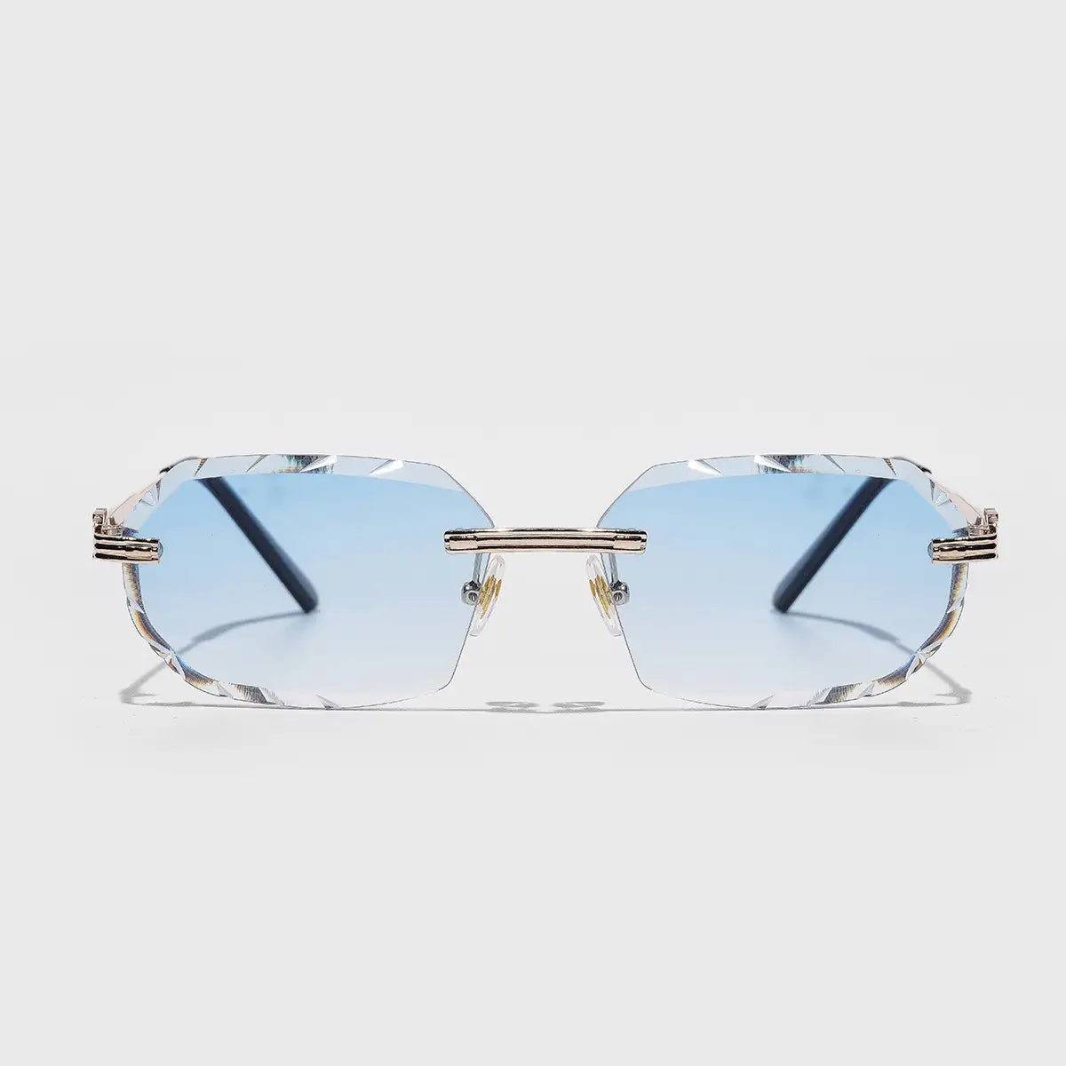 Rahmenlose geometrische Diamant-Schnitt-Gradienten-Sonnenbrille mit transluzenten blauen Gradientenlinsen und metallischen silberfarbenen Bügelarmen.