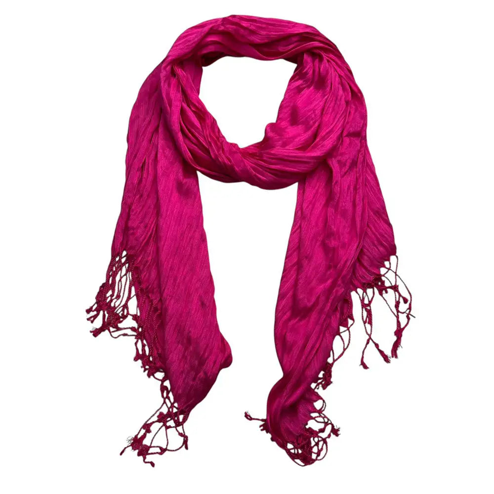 Écharpe en soie froissée rose fuchsia éclatante, avec un léger effet satiné et des bords délicatement frangés, pour accessoire de femme.