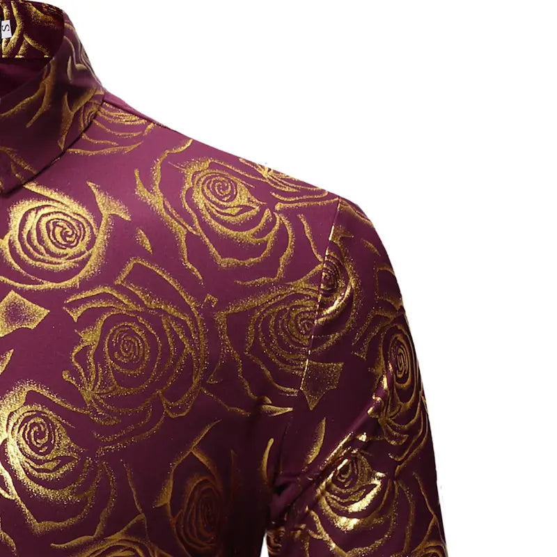 Chemise décontractée pour homme à manches longues bordeaux avec or floral de rose, présentant un motif de rose dorée.
