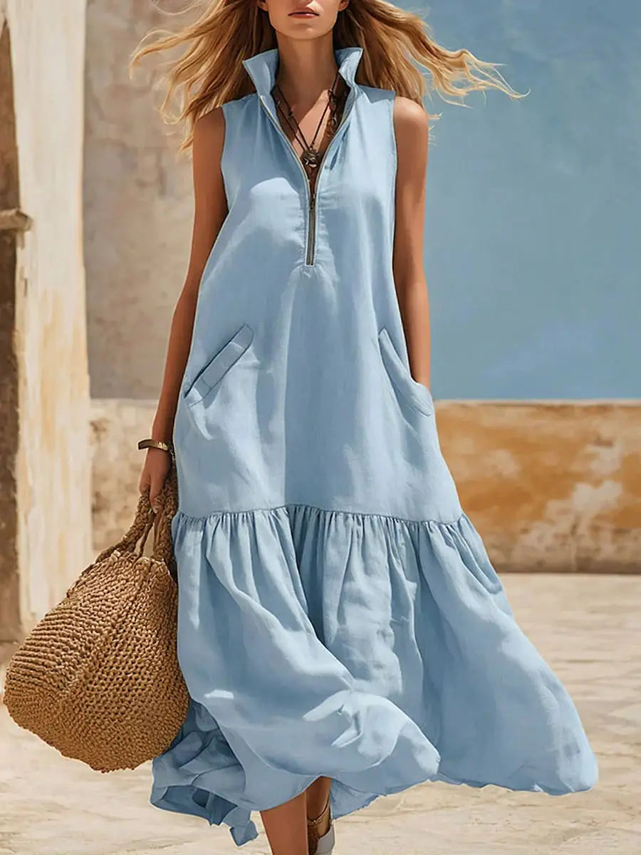 Robe longue sans manches bleu clair fluide à encolure zippée et ourlet volanté à étages, idéale pour les occasions élégantes.