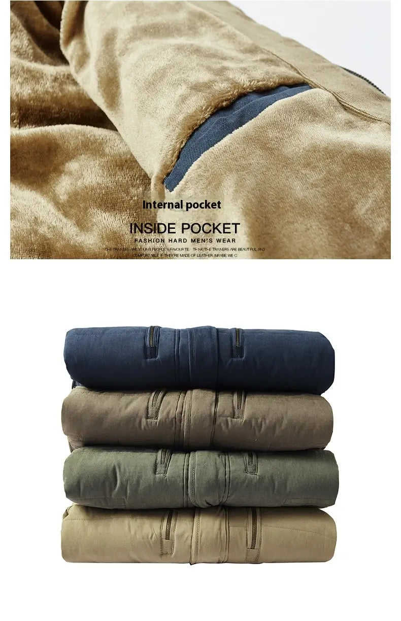 Stapeln gefalteter Herrencargohosen in Navy, Khaki, Olivgrün und Beige-Tönen mit sichtbaren Reißverschluss-Taschen, kombiniert mit einer Plus-Size-Winterjacke aus Fleece mit Innenfutter für kaltes Wetter.