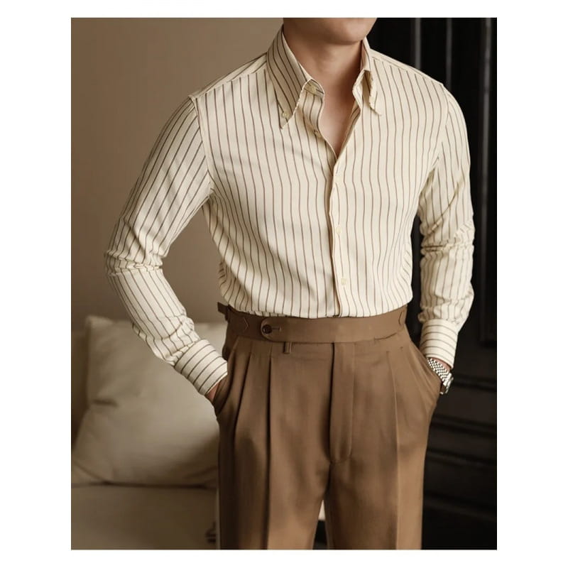 Ein cremefarbenes Slim-Fit-Langarmhemd mit Knopfleiste mit dünnen schwarzen vertikalen Streifen, geeignet für formelle und legere Anlässe.