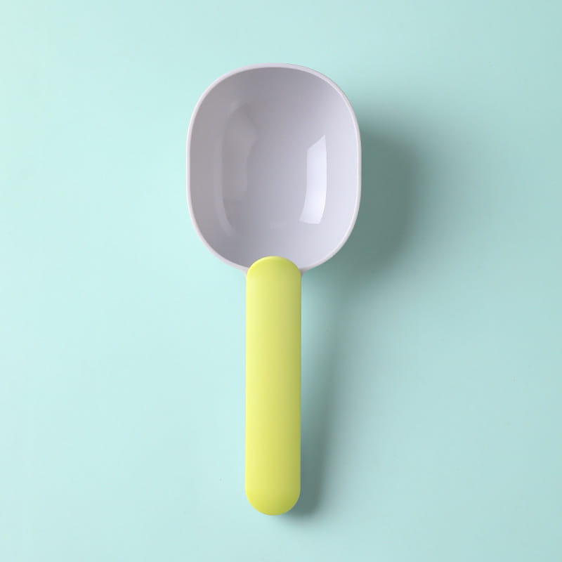 食べ物のすくい取りおよびシャベル作業用に設計された、鮮やかな黄色のハンドルを備えた、パステルのラベンダー色のABS樹脂製ペット用給餌スクープです。