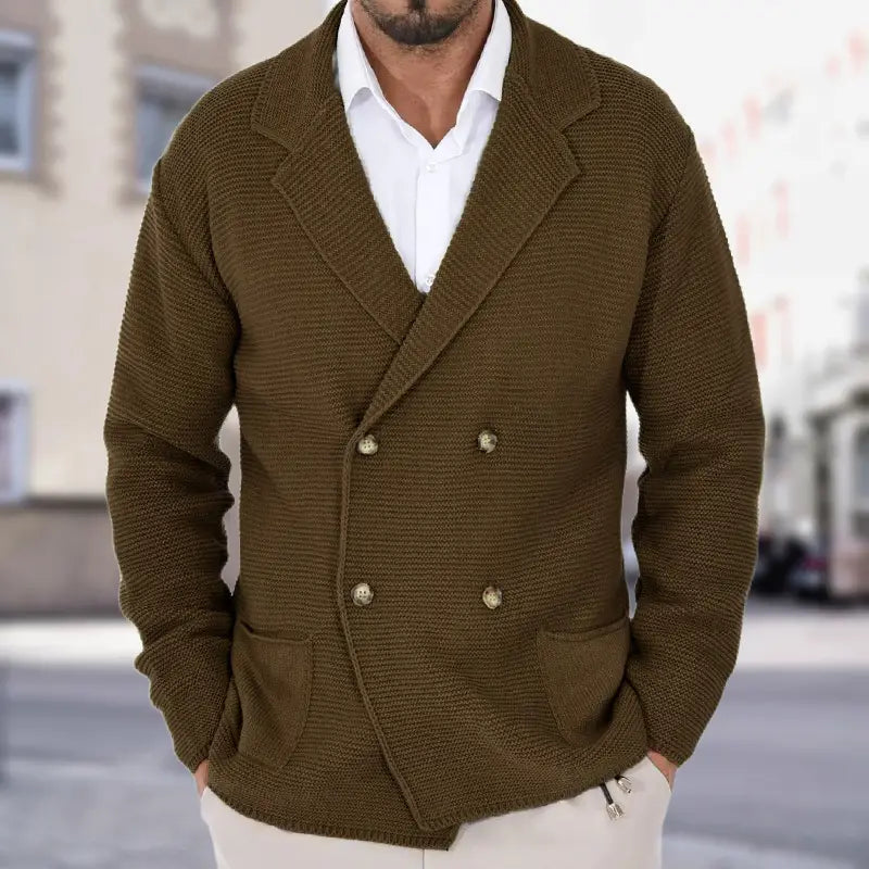 Chaqueta tipo cárdigan de punto de doble botonadura para hombre en verde oliva, con botones metálicos y bolsillos laterales confeccionados con material de punto suave.