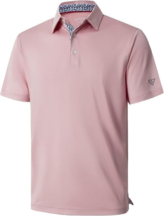 Ein sanftes rosa Herren-Golfpolohemd mit schnell trocknendem, atmungsaktivem Stoff und dezentem strukturiertem Finish; mit kontrastierendem blau-weißem gemusterten Innenkragen.