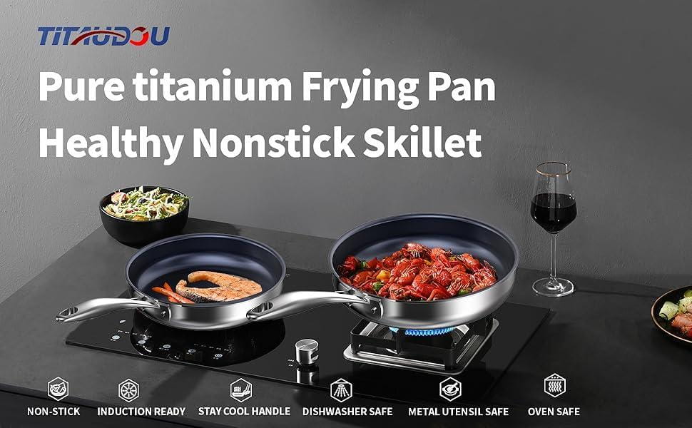 Poêle à frire antiadhésive en titane pur de 10 pouces, extérieur en acier inoxydable argenté élégant, manche ergonomique et intérieur sombre pour une cuisson confortable.
