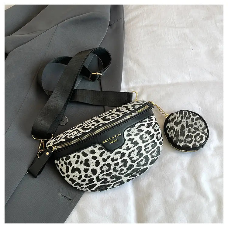 Sac banane à imprimé léopard avec pochette à monnaie, motif noir et blanc, bordure en cuir noir et quincaillerie ton or, pour une commodité élégante.