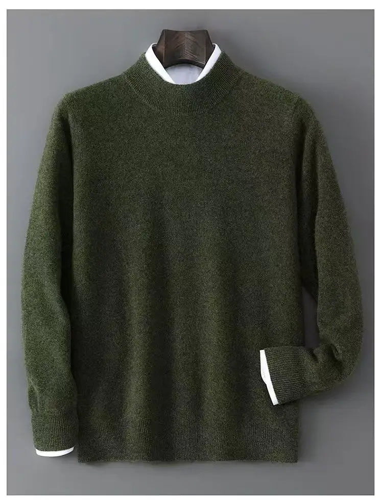 Herren-Halbkragenpullover in Olivgrün im Strick mit weißem geripptem Besatz am Kragen und an den Bündchen.