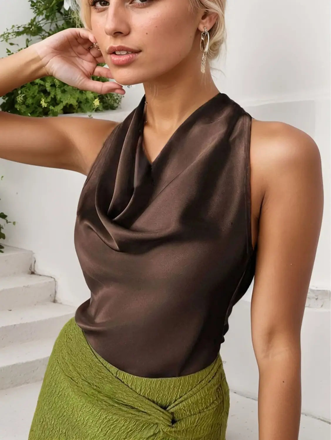 Ein elegantes ärmelloses braunes Satin-Cowl-Neck-Haltertop mit drapiertem Ausschnitt.