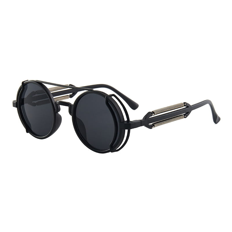 Las gafas de sol steampunk redondas presentan monturas redondas negras con lentes oscuras y detalles metálicos en el doble resorte de las patillas.