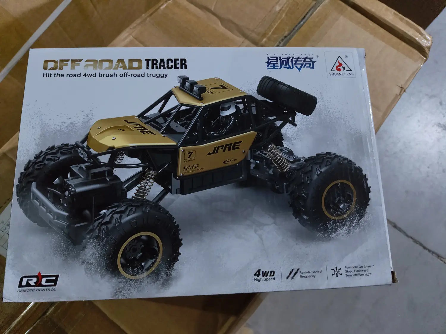 Camion teledirigido RC todoterreno 4WD de alta velocidad en dorado y negro, tipo crawler, con neumáticos resistentes y un chasis detallado diseñado para uso fuera de carretera