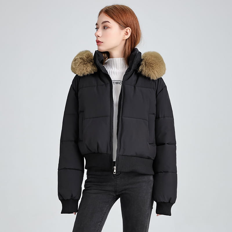 Damen-Fell-Kapuzensteppjacke in Schwarz mit voluminöser brauner Fell-innenkapuze, entworfen für Wärme und Stil.
