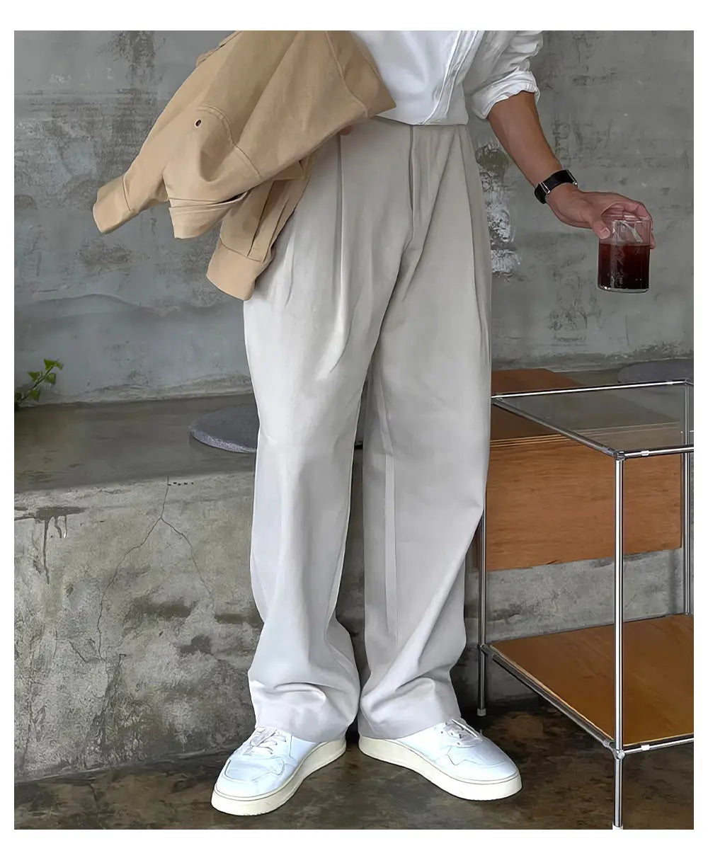 Pantalones plisados beige de ajuste relajado y silueta recta limpia y de pierna recta que complementan pantalones de vestir anchos plisados color gris oscuro para hombre