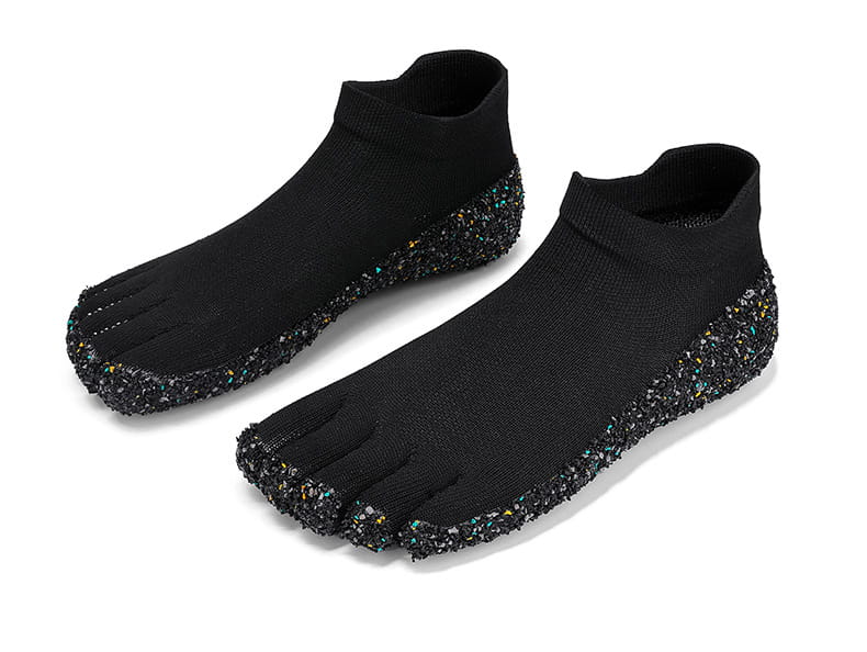 Chaussures de natation et de randonnée à cinq doigts sans chaussures noires dotées d’un design de chaussettes à cinq doigts et d’une semelle texturée brillante à effet pailleté.