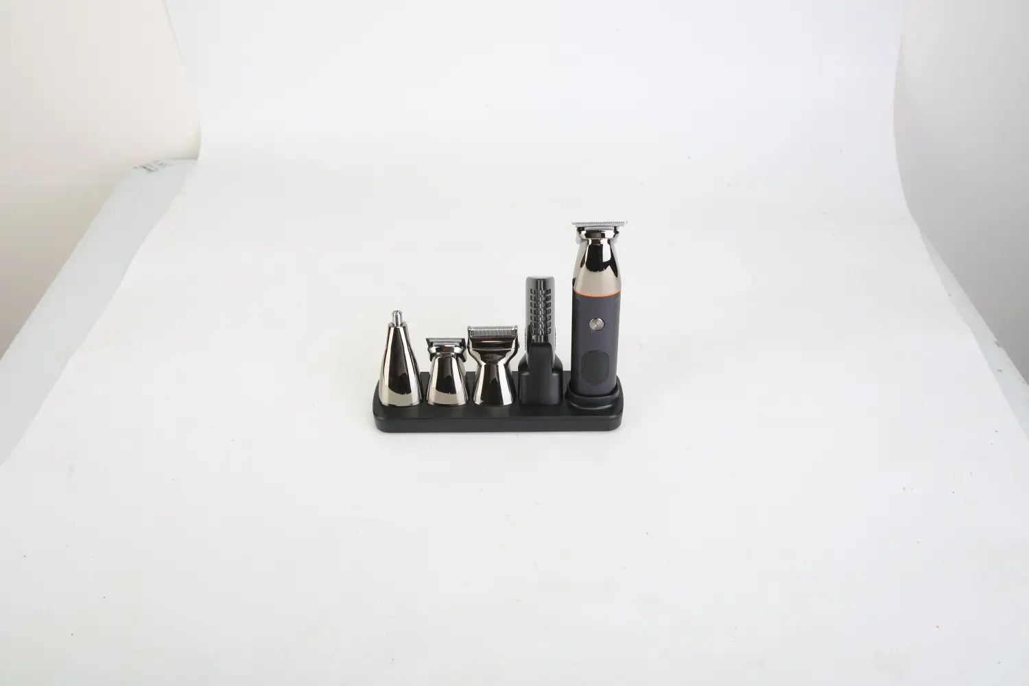 Elektrischer Bartschneider in Schwarz und Silber, 5-in-1, IPX5-wasserdichtes Grooming-Set mit mehreren Präzisionsaufsätzen.